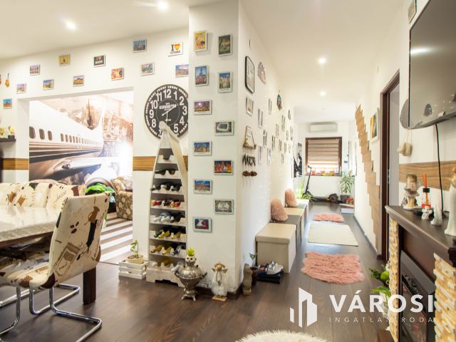 Fiatalos, teljesen felújított családi ház Tokodon