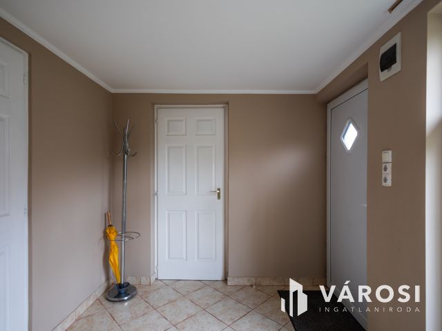 Praktikus elrendezésű ház parkosított kerttel a belvárosban