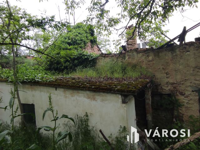 Telek, bazaltkő építőanyaggal Kékkúton eladó