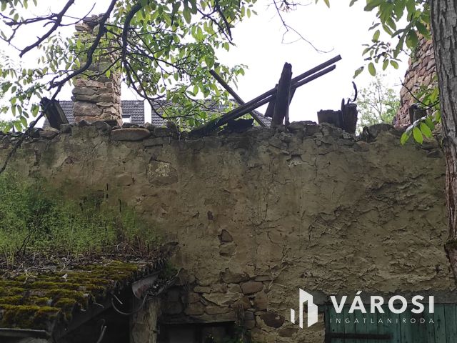 Telek, bazaltkő építőanyaggal Kékkúton eladó