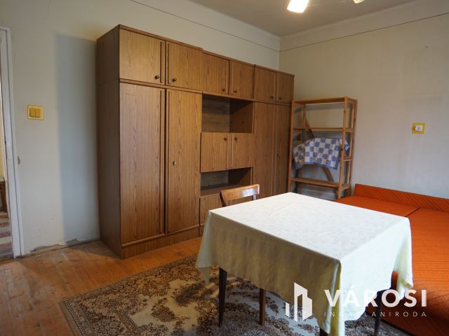 Murakeresztúron családi ház, nagy telekkel!