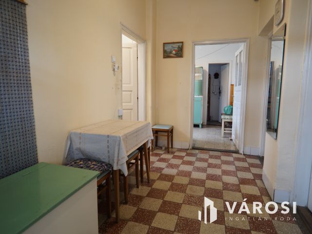 Murakeresztúron családi ház, nagy telekkel!