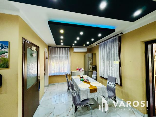 Nagy, felújított családi ház Egyházasgergén