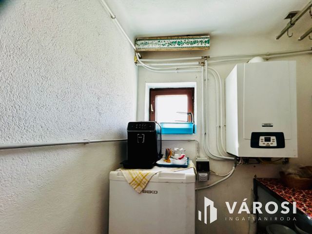 Nagy, felújított családi ház Egyházasgergén