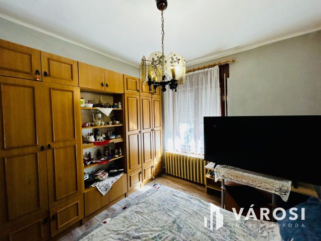 Nagy, felújított családi ház Egyházasgergén