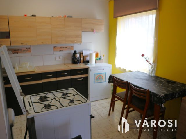 Répcelak központi,csendes,2 gener. felújítandó szintes ház