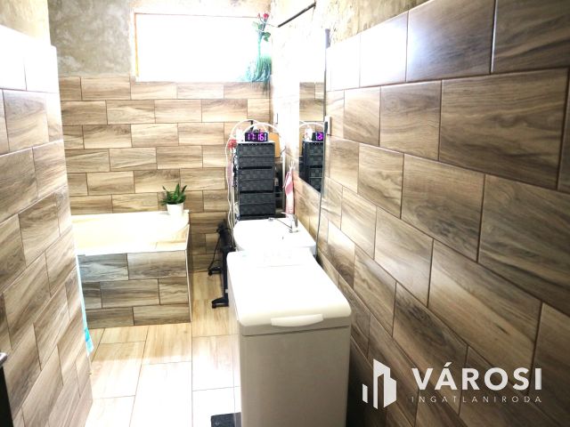 Répcelak központi,csendes,2 gener. felújítandó szintes ház