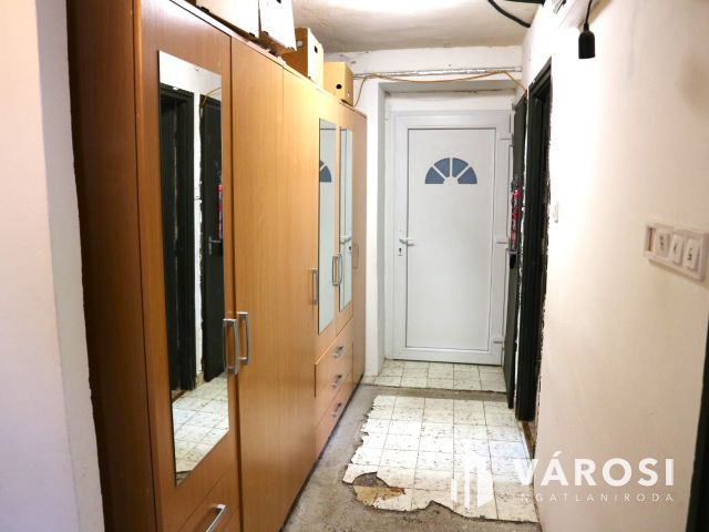 Répcelak központi,csendes,2 gener. felújítandó szintes ház