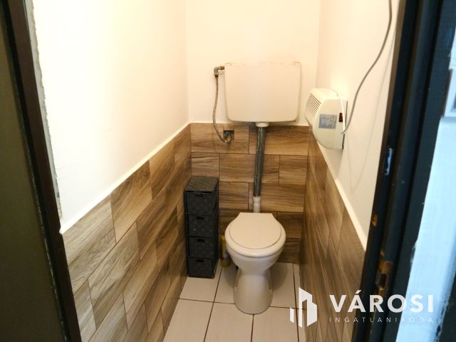 Répcelak központi,csendes,2 gener. felújítandó szintes ház