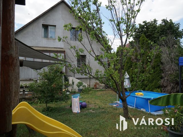 Két generációs családi ház csendes utcában eladó