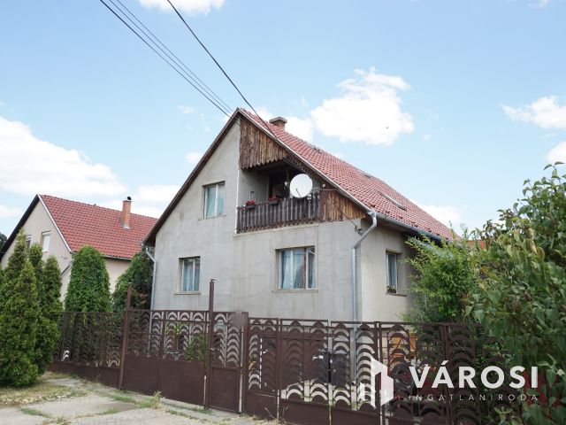 Két generációs családi ház csendes utcában eladó