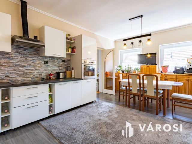 Pilisszentkereszten, három lakásos, családi ház eladó