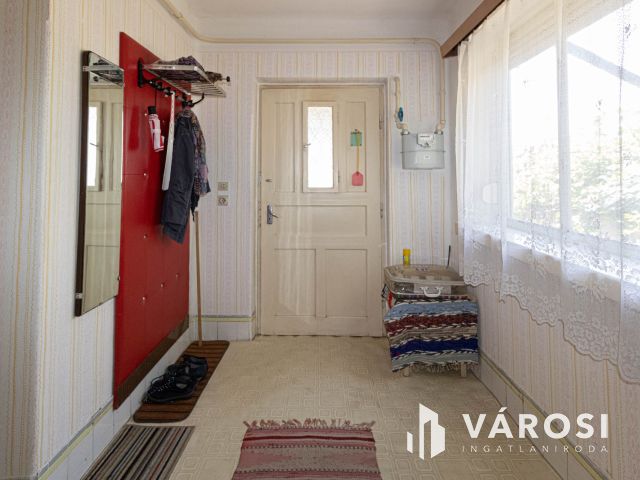 Bútorozott családi ház Mezőhegyes központjában