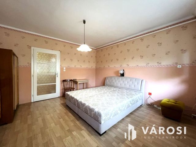 Belvárosi, társasházi lakás, kíváló adottságokkal garázzsal