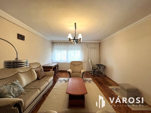 Belvárosi, társasházi lakás, kíváló adottságokkal garázzsal