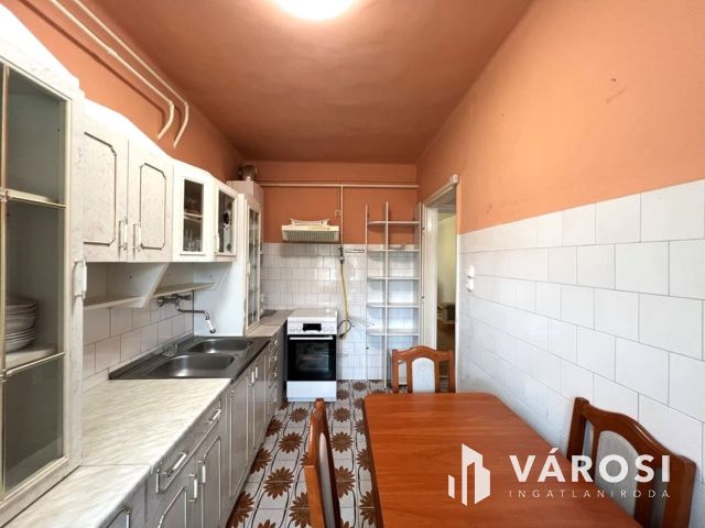 Belvárosi, társasházi lakás, kíváló adottságokkal garázzsal