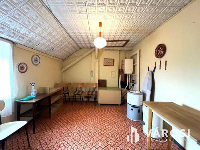 Belvárosi, társasházi lakás, kíváló adottságokkal garázzsal