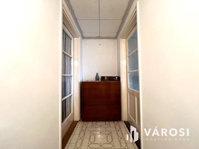 Belvárosi, társasházi lakás, kíváló adottságokkal garázzsal