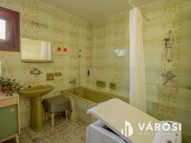 Lentiben, csendes utcában eladó egy szép családi ház!