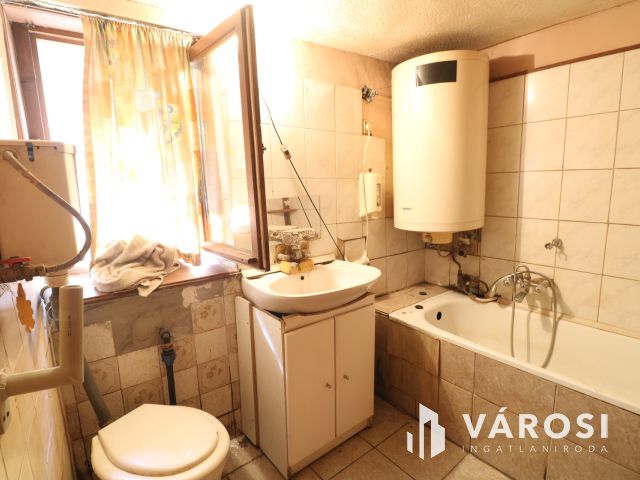 Az Iskola utcájában, vályogház, teljes közművel eladó.