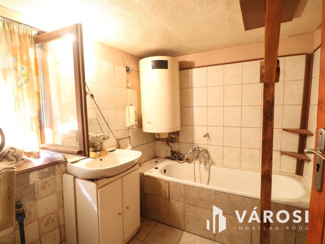 Az Iskola utcájában, vályogház, teljes közművel eladó.