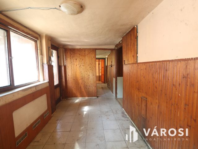 Az Iskola utcájában, vályogház, teljes közművel eladó.
