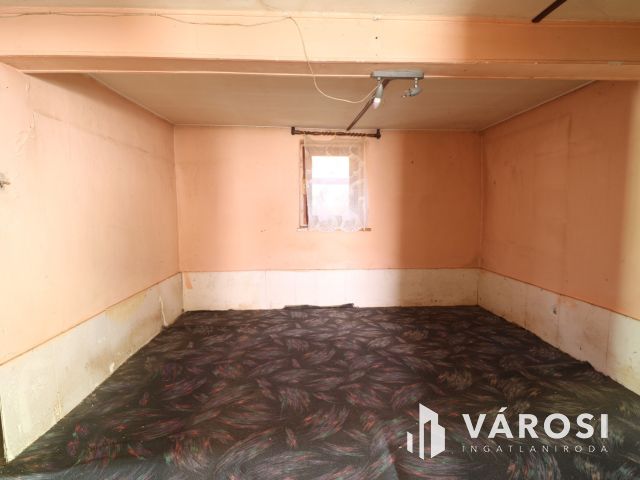 Az Iskola utcájában, vályogház, teljes közművel eladó.