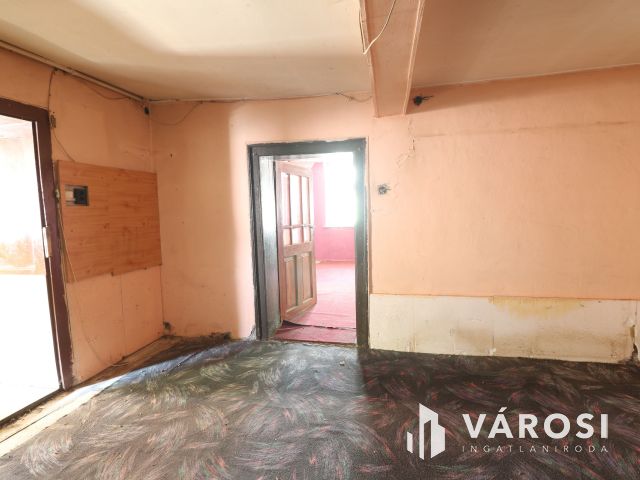 Az Iskola utcájában, vályogház, teljes közművel eladó.