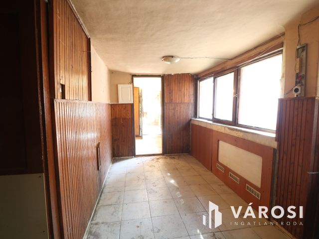 Az Iskola utcájában, vályogház, teljes közművel eladó.