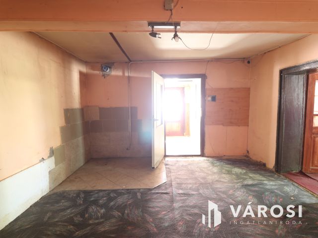 Az Iskola utcájában, vályogház, teljes közművel eladó.