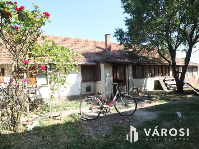 Az Iskola utcájában, vályogház, teljes közművel eladó.