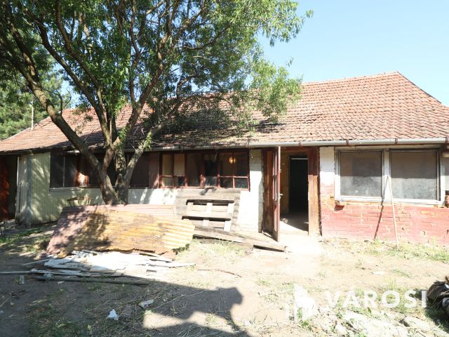 Az Iskola utcájában, vályogház, teljes közművel eladó.