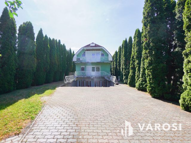 Saját szállodát vagy méretes családi ház érdekelné Siófokon?