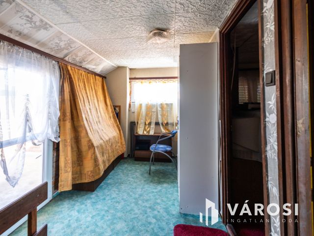 Nagy alapterületű, jó elhelyezkedésű ház az újváros elején