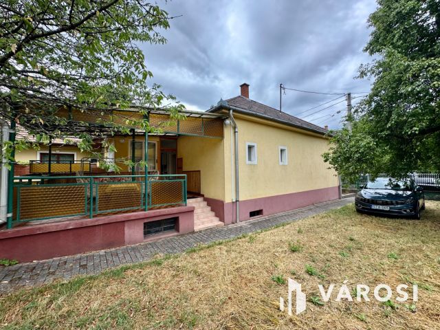 Kiváló adottságú, 3 szobás ikerház eladó!