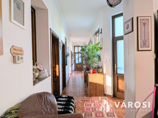 Több generációs ház a városközpontban!