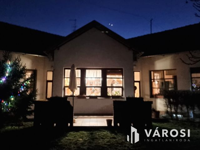 Több generációs ház a városközpontban!