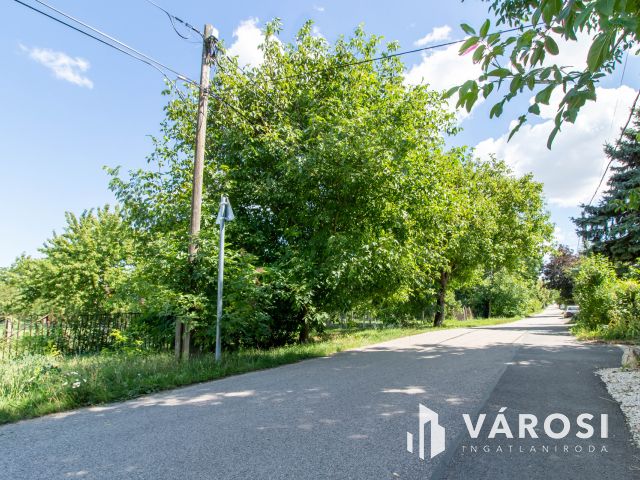 Saroktelek, fejlődő lakókörnyezetben Tinnyén eladó !