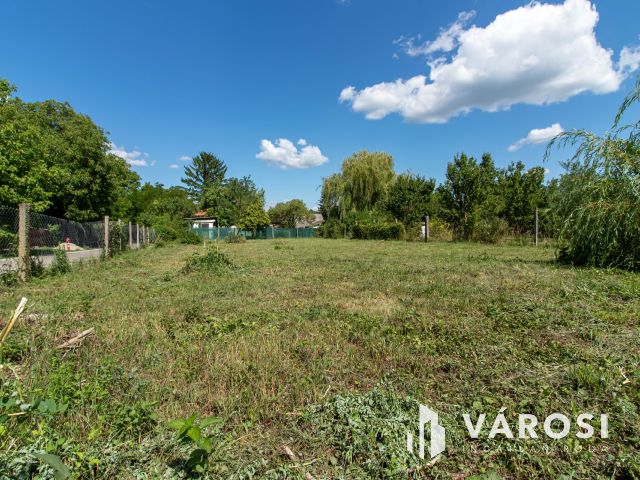 Saroktelek, fejlődő lakókörnyezetben Tinnyén eladó !