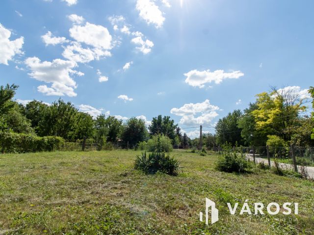 Saroktelek, fejlődő lakókörnyezetben Tinnyén eladó !