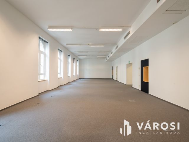 Kiadó nagy belmagasságú, világos irodák az Oktogonnál