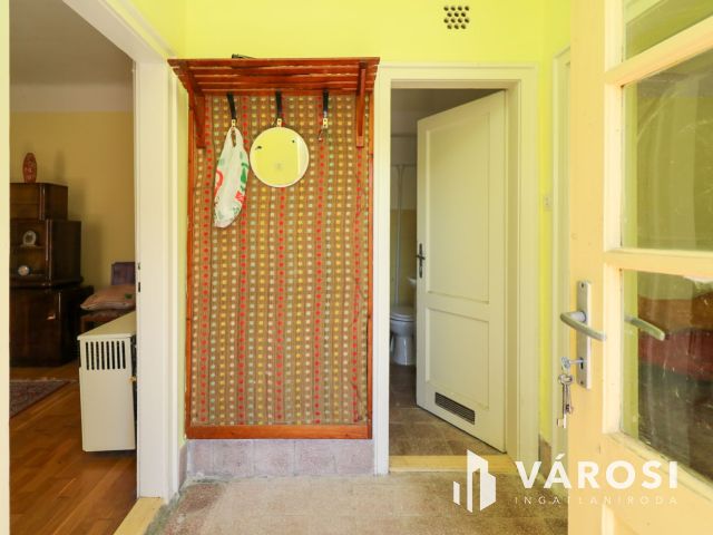 Mezőhegyesen eladó kis ház, jó helyen!