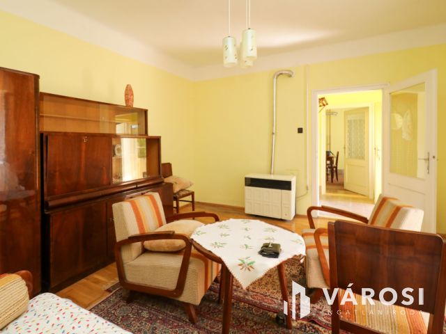 Mezőhegyesen eladó kis ház, jó helyen!