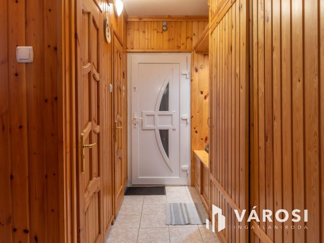 Költözhető magas földszinti lakás Békésen