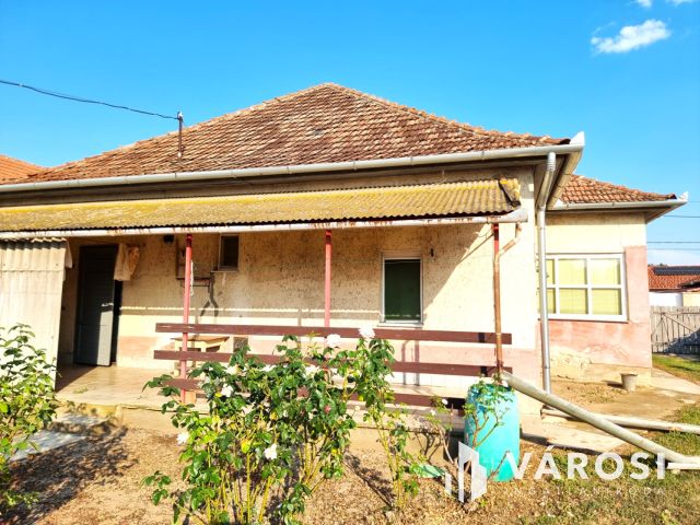 Lakható, korszerűsítést igénylő 98m2-es családi ház