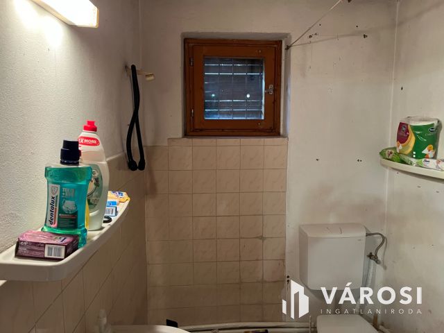 Debrecen-Apafán, nagyon jó helyen kis ház eladó!