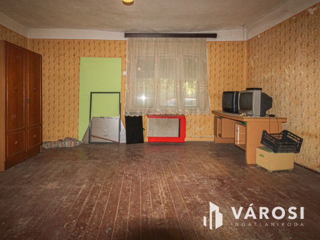 Rengeteg lehetőséget rejtő ingatlan Sarkad központ helyén