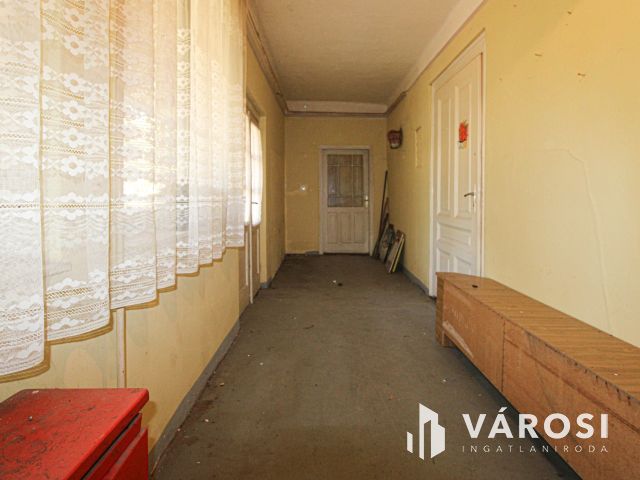 Rengeteg lehetőséget rejtő ingatlan Sarkad központ helyén