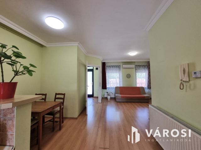 Full belvárosi, korszerű 2. emeleti liftes lakás