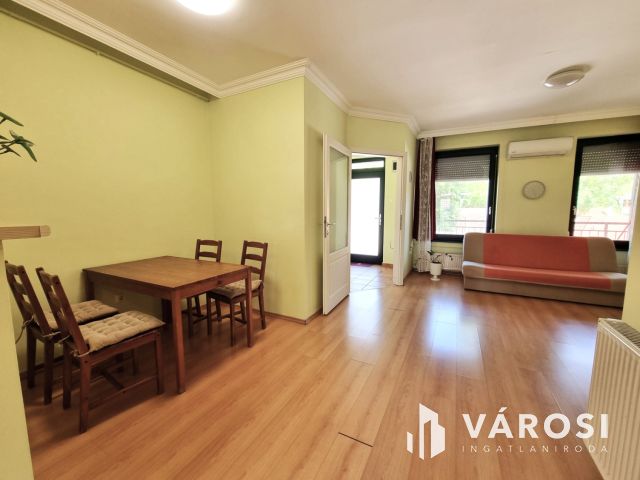 Full belvárosi, korszerű 2. emeleti liftes lakás